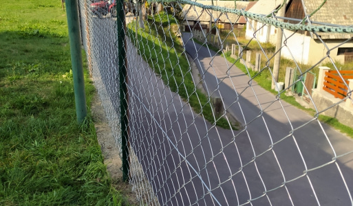 Oprava plotu  Týmto chceme poďakovať p. Romanovi Cingelovi  za opravu plotu na ihrisku pri obecnom úrade,  ktorý na vlastné náklady zakúpil a vymenil pletivo. 